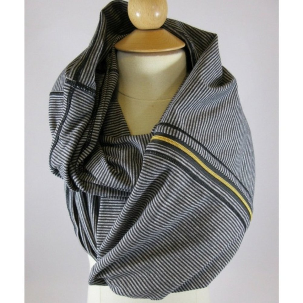 Lululemon Vinyasa Zipper Scarf